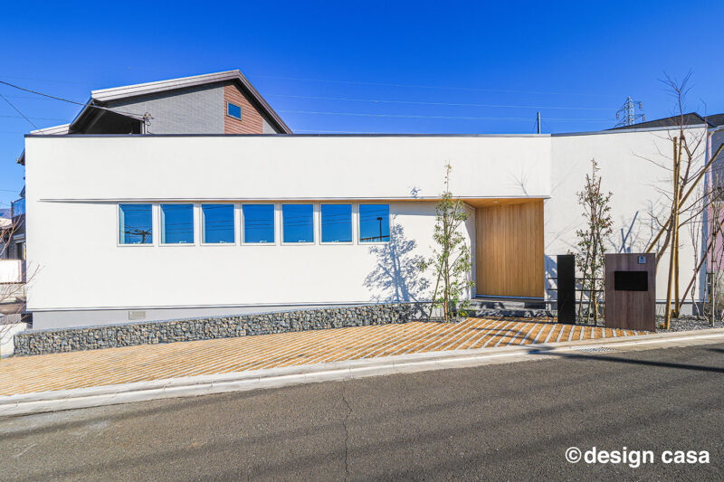 地に寄り添う平屋